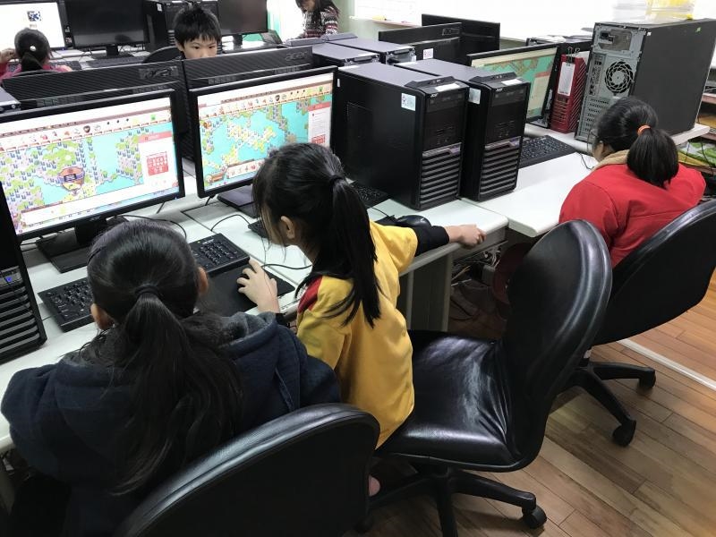 甲南國小、土牛國小結合PaGamO遊戲式數位平台設計暑假作業，讓家長帶著孩子至社區資訊站親子共學。   圖：台中市教育局/提供