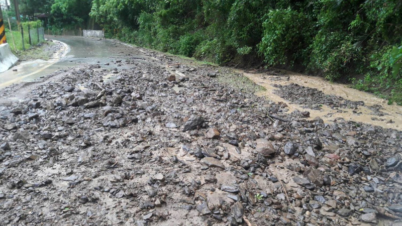 今日鋒面通過大雨襲台，農委會水土保持局發布195條土石流黃色警戒。(資料照片)   圖：屏東縣政府/提供
