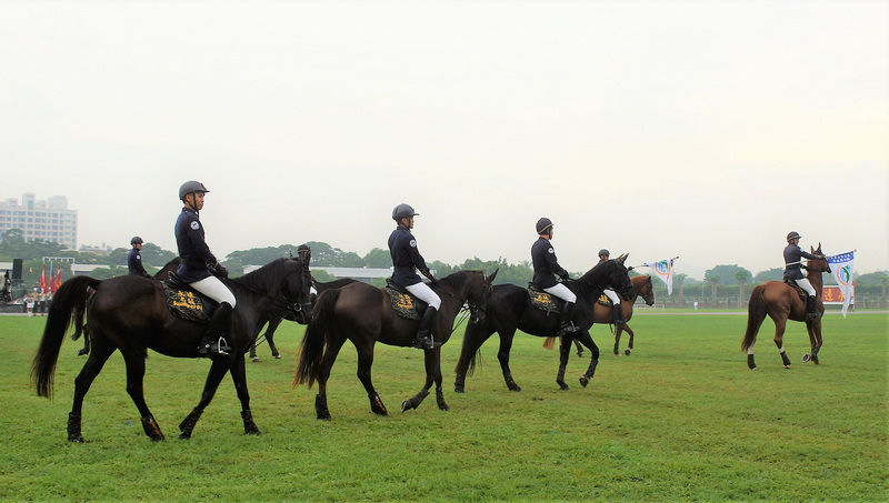 海軍陸戰隊慶祝71週年隊慶暨鴻運作戰勝利60週年，15日在忠誠營區舉辦慶祝活動，高雄市警察局騎警隊到場致意。   圖：中央社