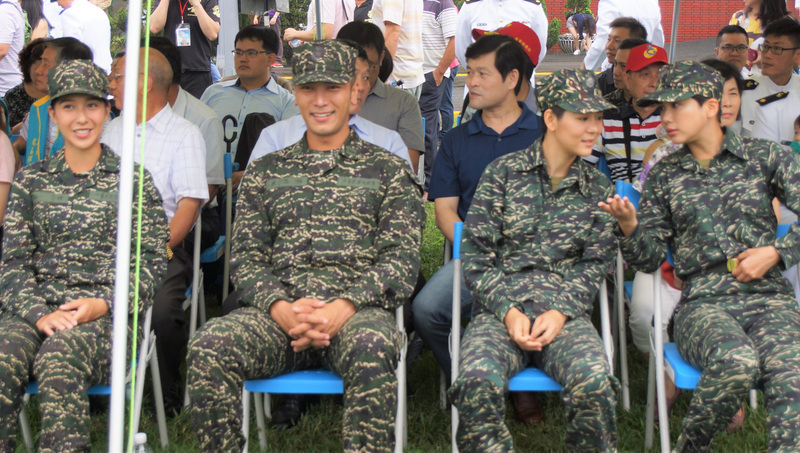 海軍陸戰隊慶祝71週年隊慶暨鴻運作戰勝利60週年，15日在忠誠營區舉辦慶祝活動，電視劇「女兵日記」演員（前排）及劇組也到場觀禮   圖：中央社