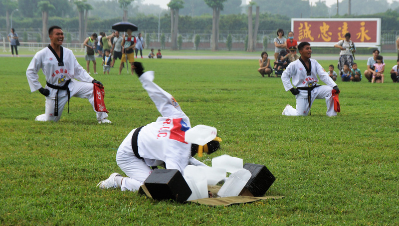 海軍陸戰隊慶祝71週年隊慶暨鴻運作戰勝利60週年，15日在忠誠營區舉辦慶祝活動。圖為莒拳隊戰技操演。   圖：中央社