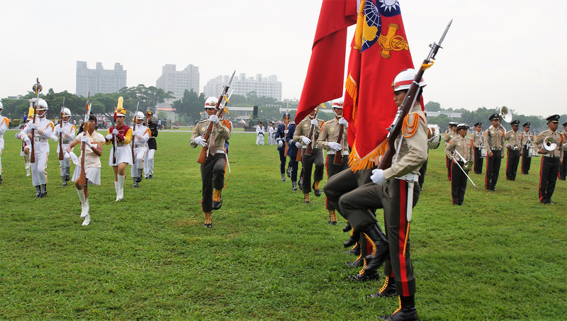 海軍陸戰隊慶祝71週年隊慶暨鴻運作戰勝利60週年，15日在忠誠營區舉辦慶祝活動，陸戰隊樂儀隊與恆春工商等6間高中職校儀隊聯合操演，展現培訓成果。   圖：中央社