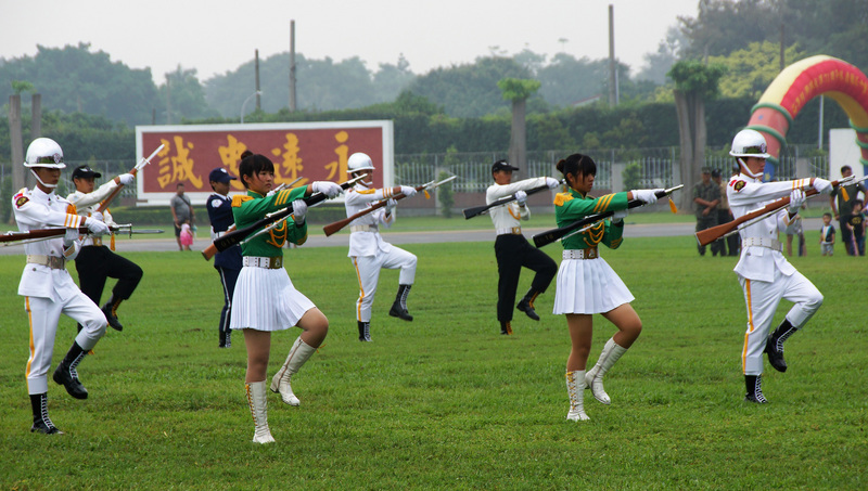 海軍陸戰隊慶祝71週年隊慶暨鴻運作戰勝利60週年，15日在忠誠營區舉辦慶祝活動，陸戰隊樂儀隊與恆春工商等6間高中職校儀隊聯合操演。   圖：中央社