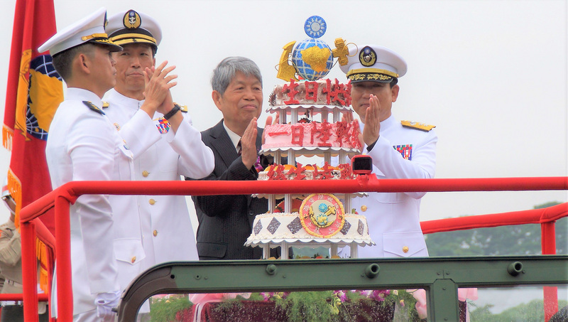 海軍陸戰隊慶祝71週年隊慶暨鴻運作戰勝利60週年，15日在忠誠營區舉辦慶祝活動，由參謀總長李喜明上將（左2）主持。中央社記者程啟峰高雄攝 107年9月15日   圖：中央社