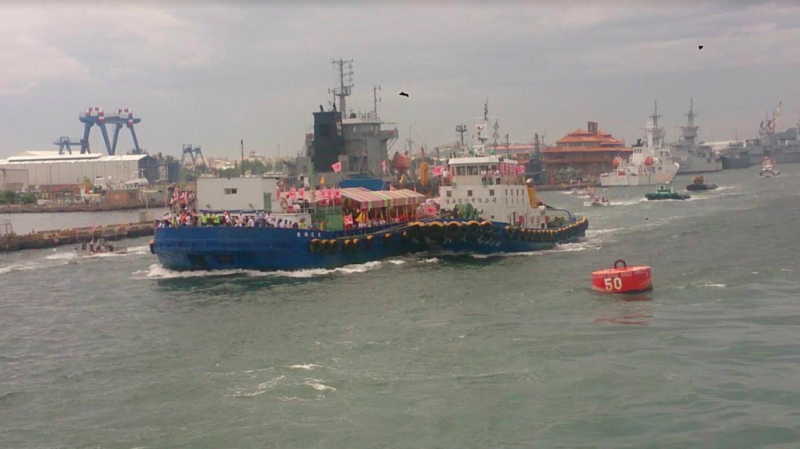 這次遶境船隊於今日下午1時，從小港漁港碼頭集結出發，沿碼頭側邊行駛，於42號碼頭折返。   圖：高港提供