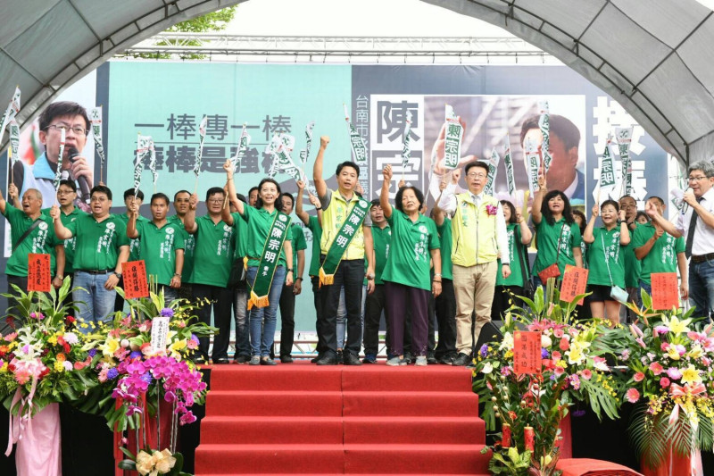 台南市永康區市議員參選人陳宗明舉辦總部成立分享會，結合義診、義剪與CPR教學，更邀請社區大學太鼓社、社區水阿嬤舞蹈團等在地團體登台同樂。   圖：黃博郎/攝