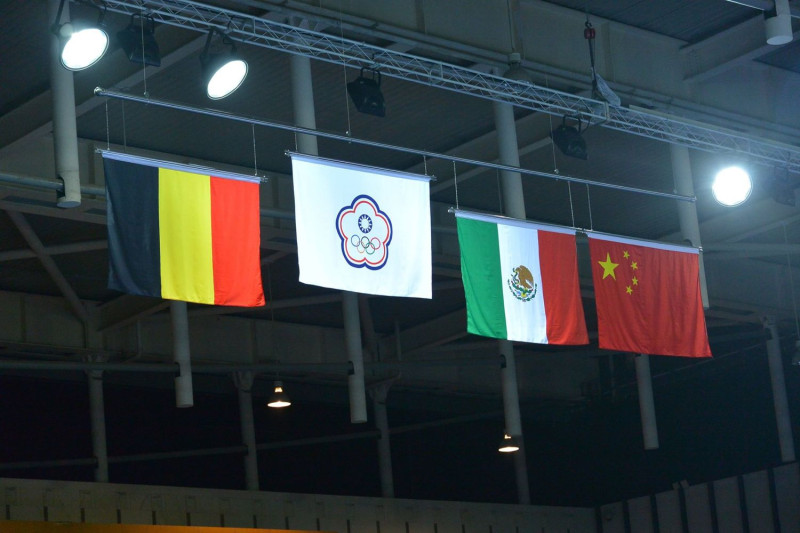 台灣奧會與國際奧會於1981年簽屬「洛桑協議」，「中華台北」成為台灣參加奧會活動的正式名稱。圖為中華台北奧運會旗(左二)。   圖：取自青年奧運代表團 Chinese Taipei Youth Olympic Team臉書