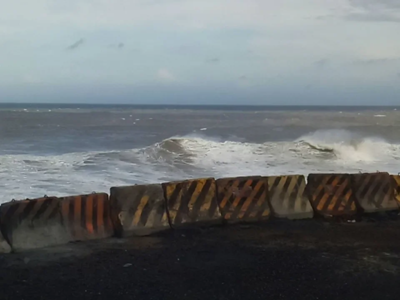 受到山竹颱風外圍環流影響，台東縣大武鄉南興段出現長浪。   圖：翻攝自Youtube