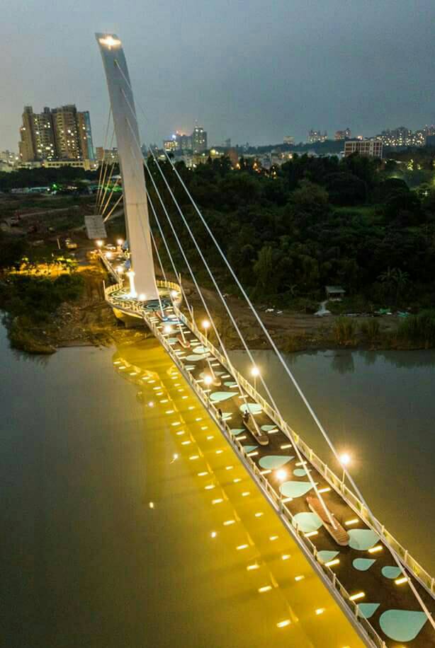 嘉義市彌陀映月橋夜景相當迷人。   圖：嘉義市政府/提供