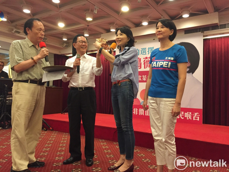 國民黨台北市松山信義區資深現任議員王鴻薇下午在馥敦飯店舉辦募款茶會,丁守中的琉璃最終以8萬元得標。 圖:趙婉淳/攝