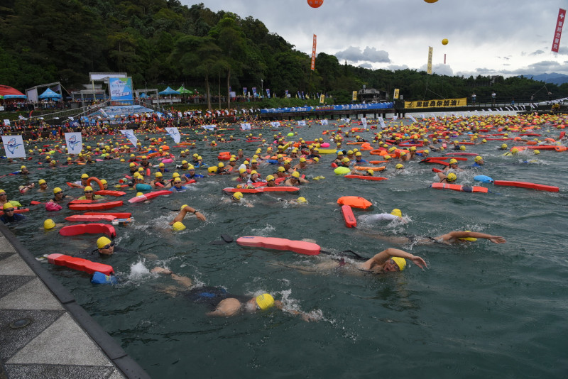 儘管天氣不佳，兩萬名泳客仍不畏風雨前進。   圖：南投縣政府/提供