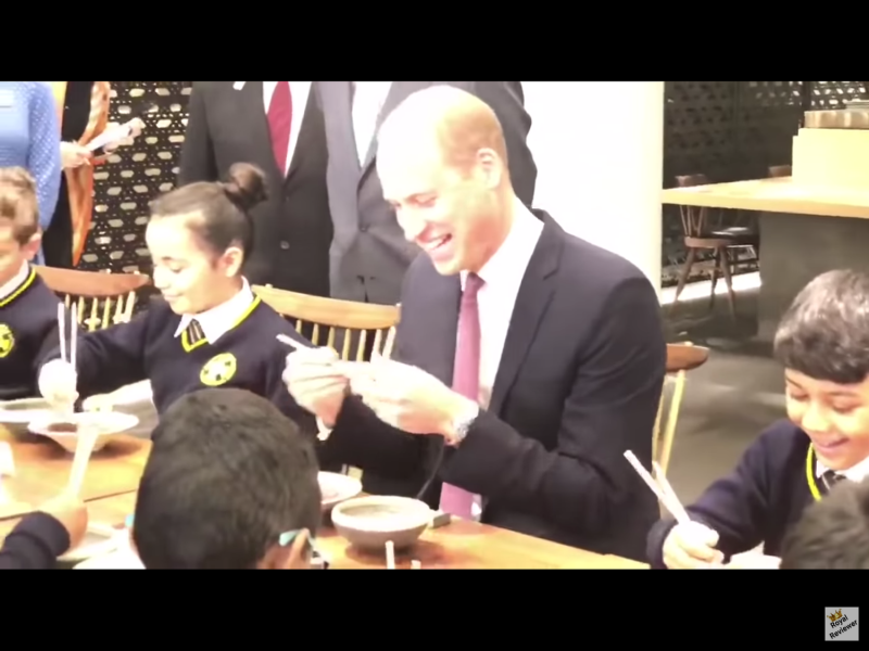 報導稱，當時威廉王子和在場的英國學生一起體驗如何使用筷子，他隨口問說，「你們是不是常吃中國菜？」   圖：翻攝自Youtube