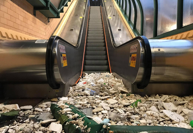 連手扶梯底下通通都是垃圾。   翻攝香港突發事故報料區臉書