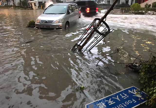 山竹日前侵襲香港造成道路大淹水。   翻攝香港突發事故報料區臉書