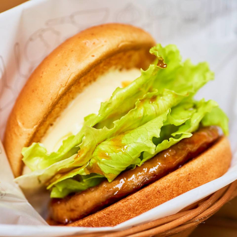 上個月日本摩斯漢堡共計造成28人中毒，今調查結果顯示是大腸桿菌所致。   圖：翻攝自モスバーガー（MOS BURGER）臉書粉絲頁