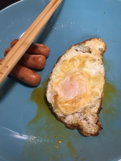 留日的台灣研究生，煎出類似我國形狀的荷包蛋。   圖：翻攝自Dcard