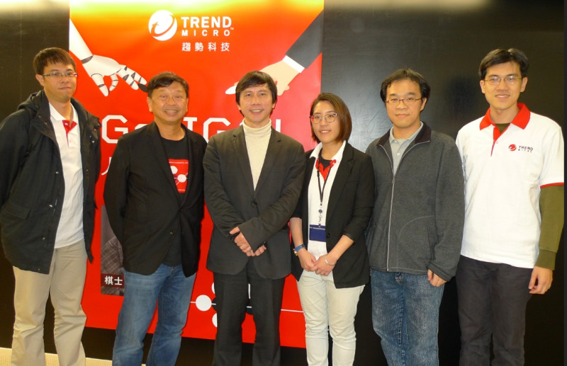 2016年3月王銘琬與趨勢團隊(左起Ricky,張明正,王銘琬,Pacha,Ted,Charles)。   
