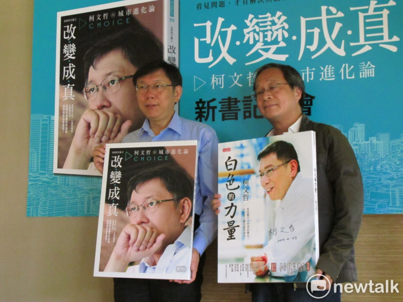明日將進行台北市長候選人號次抽籤，台北市長柯文哲（左）派出競選總幹事、作家小野（右）代抽。   圖：新頭殼資料照
