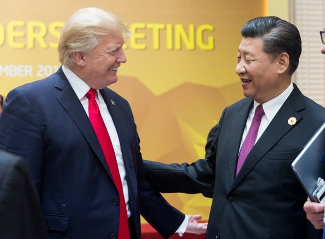 美國總統川普（左）向中國領導人習近平喊話，希望美中目前的貿易僵局最終能由他們2人來解決。   圖：翻攝美國白宮臉書