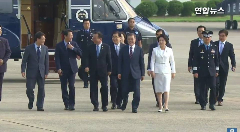 韓國總統文在寅（前排右三）出訪朝鮮，成為第3位訪問平壤的韓國元首，隨行人員多達200人。   圖：翻攝Joseongcheol臉書