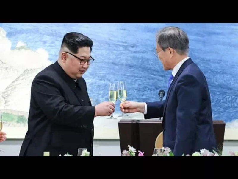 文金會今起一連三天在北韓平壤舉行，這是南韓總統文在寅與北韓領導人金正恩上任以來的第三次會談。圖為今（2018）年4月27日，歷史性的首次文金會，在板門店登場，文在寅（右）與金正恩（左）互相敬酒致意。   圖：翻攝自Youtube