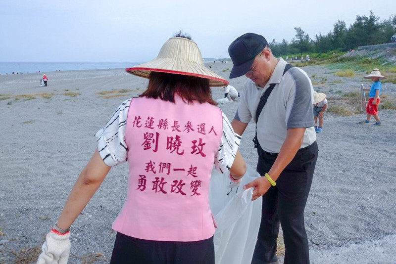 劉曉玫也參與淨灘活動，花蓮的海洋很美麗，但是這份美麗需要大家一同保持、守護，希望大家至少做到不要亂丟垃圾，還給大自然一個健康的環境。    圖：翻攝劉曉玫臉書