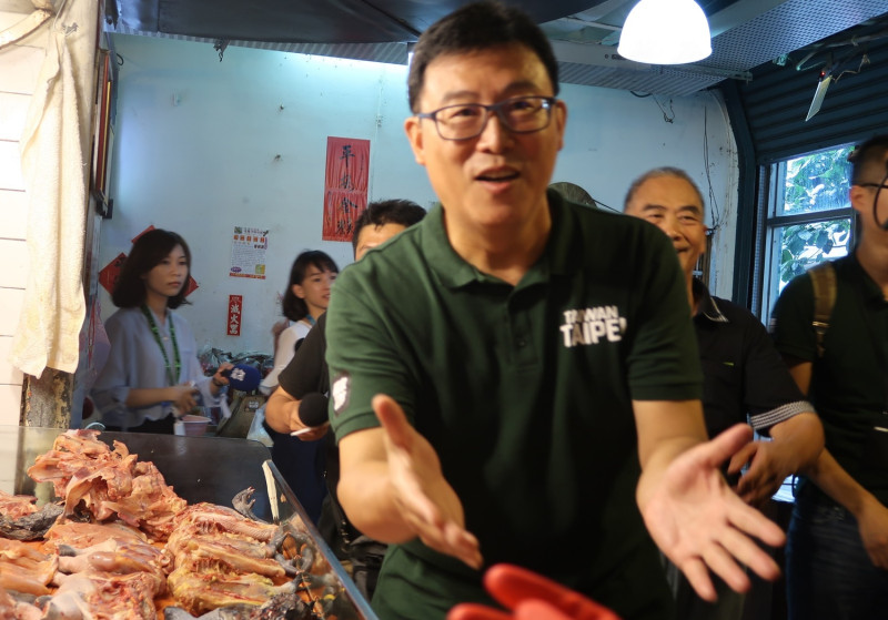 民進黨台北市長候選人姚文智18日前往木新市場拜票。   圖：林朝億/攝