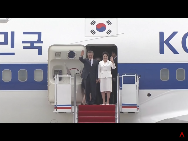 今（18）日上午8時55分，文在寅夫婦搭乘的空軍一號專機從位於京畿道城南市的首爾機場起飛，隨後於上午9時49分抵達平壤順安國際機場。兩人步出專機，向北韓領導人金正恩夫婦和黨政軍民人員揮手致意。   圖：翻攝自Youtube