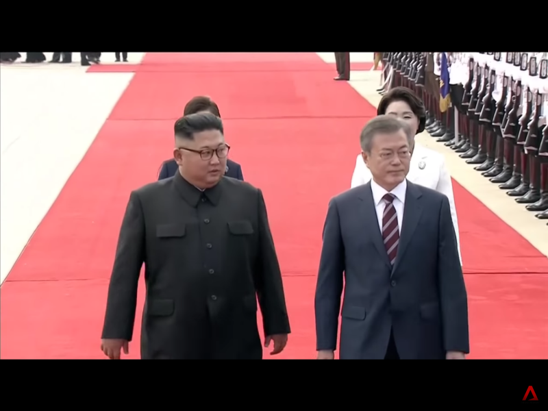 南北韓領導人文在寅和金正恩今（18）日在平壤共同檢閱北韓軍儀仗隊，根據韓聯社的報導，這是韓國總統第二次檢閱北韓軍儀仗隊，前一次為2000年6月13日時任總統金大中訪朝時。   圖：翻攝自Youtube