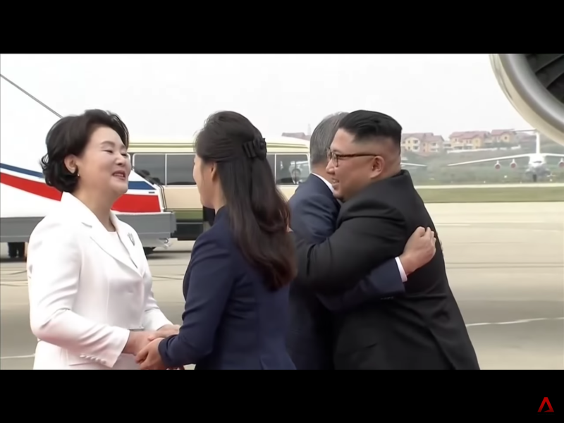 北韓國務委員會委員長金正恩和夫人李雪主親赴機場等候文在寅，文在寅抵達機場下機時，金正恩夫婦走近專機，文在寅（右2）和金正恩（右）握手後貼臉擁抱3次，隨後金正恩與金正淑（左）握手、文在寅與李雪主（左2）握手致意，四人並親切交談。   圖：翻攝自Youtube