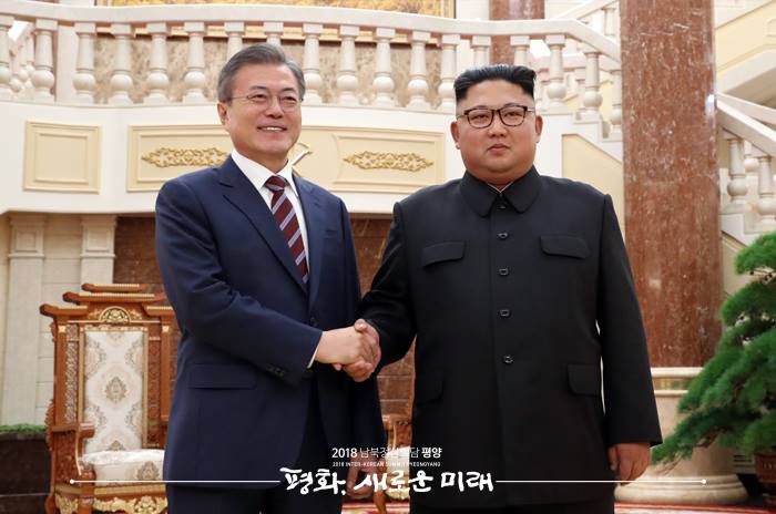北韓領導人金正恩與南韓總統文在寅今天在平壤舉行第三次高峰會。   圖：翻攝青瓦台臉書