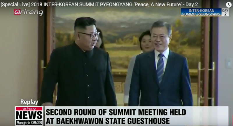 朝鮮領導人金正恩（前左）與韓國總統文在寅19日上午步入平壤百花園國賓館，2人都笑容滿面。   圖：翻攝2018韓朝高峰會直播