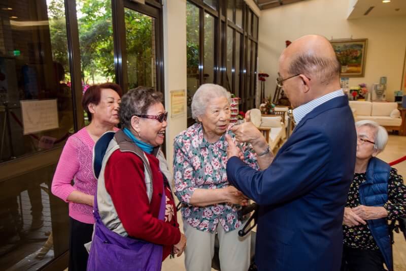 蘇貞昌照顧長者，過去舉辦松年大學，也推動台北縣長照，日前也到雙連安養中心探訪，長者們熱情歡迎，也感謝蘇貞昌當年的治理。   
