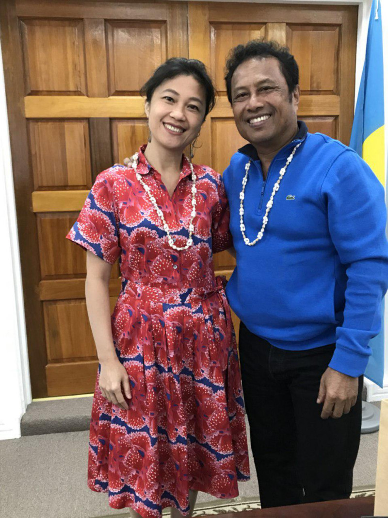 行政院發言人Kolas Yotaka與帛琉共和國總統Tommy E. Remengesau合照。Kolas向帛琉總統表達院長賴清德感謝支持，帛琉總統贈項鍊給Kolas。   圖：行政院提供