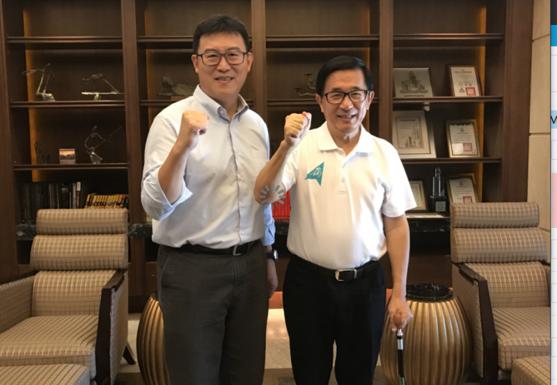 姚文智今(19)天上午前往高雄拜會前總統陳水扁。   圖：姚文智競選辦公室/提供