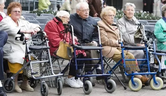 荷蘭為因應高齡化社會，分階段提高領取政府養老金年齡，2017年領取年齡是65歲9個月，根據最新統計，為政府節省約17億歐元（約新台幣612億元）。   圖 : 翻攝自houniaoweng.com
