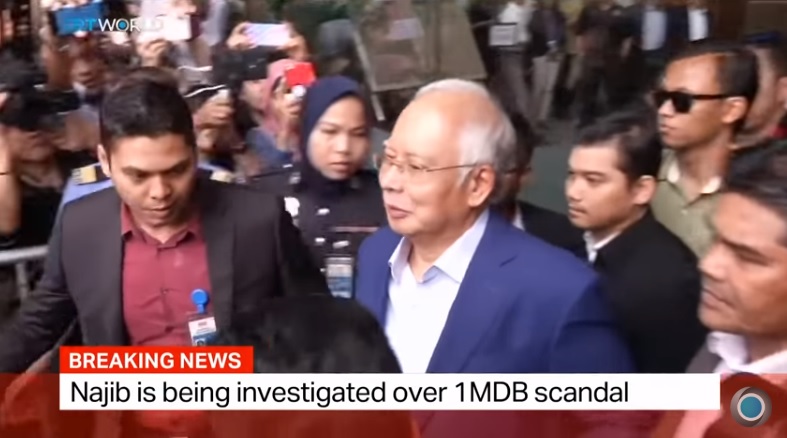 馬來西亞前首相納吉（Najib Razak）今（19）日下午被捕，面臨濫權以及和國營基金一馬發展公司（1MDB）資金有關的貪腐等罪名。   圖：翻攝youtube