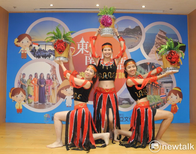 新北市觀光旅遊局邀新住民表演東南亞舞蹈，風情萬千。                                             
   圖：王峻昌/攝 