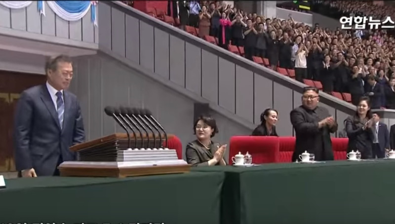 南韓總統文在寅(左)19日晚間與北韓領導人金正恩觀看大型團體操表演,並發表7分鐘的演講。 圖:翻攝Youtube
