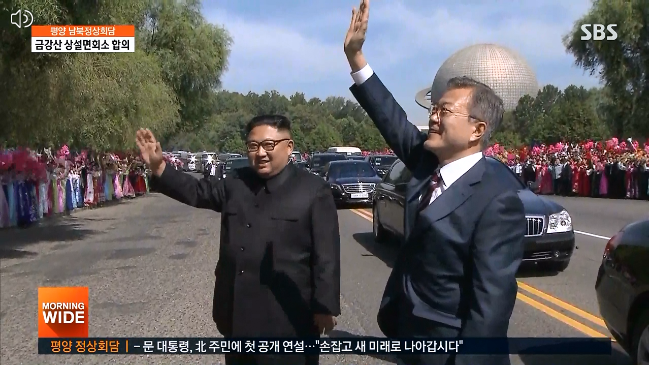 韓國總統文在寅（右）在朝鮮領導人金正恩陪同下，將前往聖山－－白頭山參觀。   圖：翻攝韓國SBS
