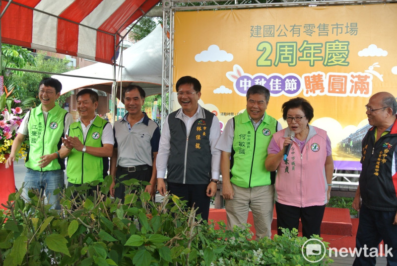 林佳龍邀請在場的市議員上台致詞，一句「敬老尊賢」，讓年紀最大的邱素貞先說，引來眾人哈哈大笑。   圖：唐復年/攝