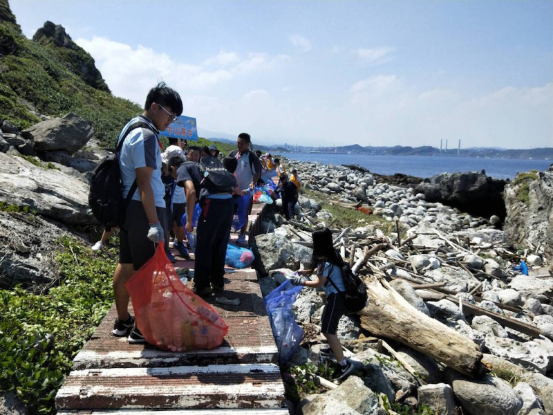 「環海隊」在基隆嶼平面濱海步道進行淨灘。   圖：基隆市民政處宗教禮儀科/提供