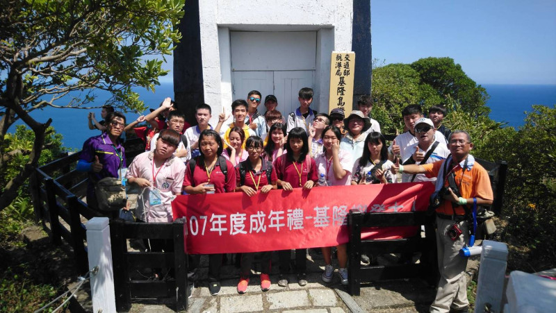 「攻頂隊」爬上基隆嶼最高燈塔處，瞭望360度濱海環景   圖：基隆市民政處宗教禮儀科/提供