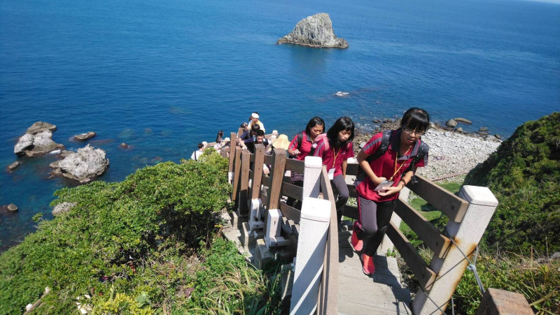 「攻頂隊」爬上基隆嶼最高燈塔處，瞭望360度濱海環景。   圖：基隆市民政處宗教禮儀科/提供