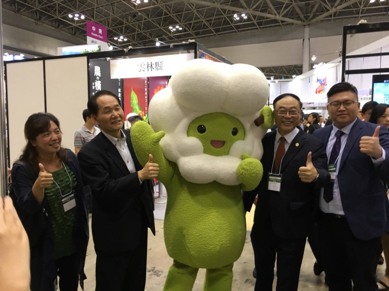 雲林三大物產「烏魚子」、「黑蒜」、「台灣咖啡」,吸引在場媒體、旅行業界及與會者的目光。 圖/雲林縣政府提供