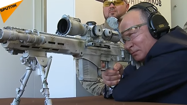 俄羅斯總統普亭試射SVCh-308步槍，開5槍中3槍，而且命中600公尺外目標，堪稱神射手。   圖：翻攝Youtube/Sputnik