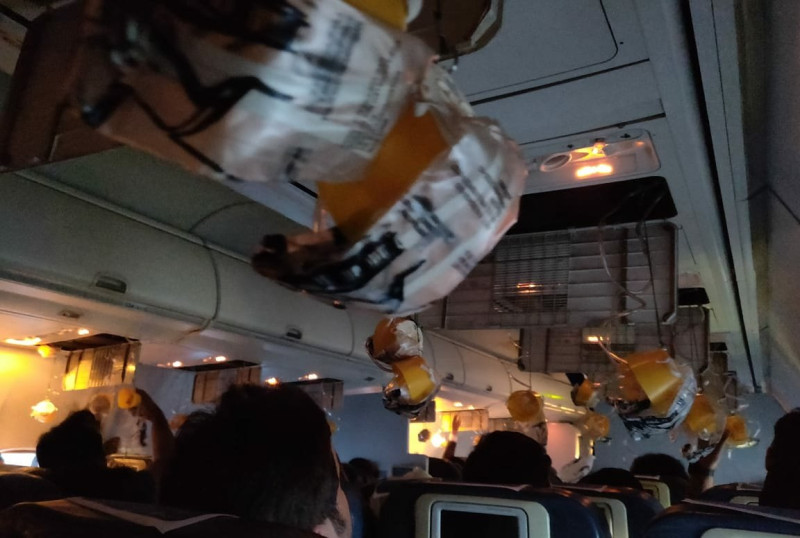 印度廉航捷達航空9W697班機20日在起飛後不久，氧氣罩就自動掉落，隨即返航檢查，網友拍的照片顯示機艙內相當混亂。   圖：翻攝Gravina pereira推特