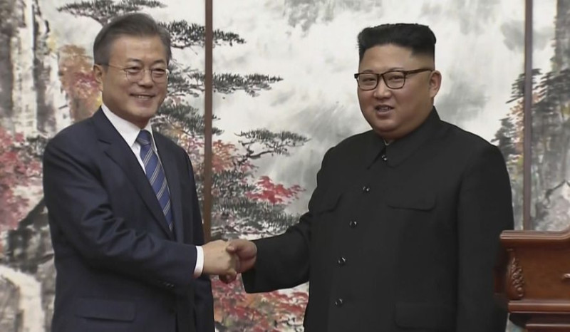南韓總統文在寅（左）任命主張與北韓交往的學者金煉鐵出任統一部長官。   圖：翻攝自Twitter（資料照片）