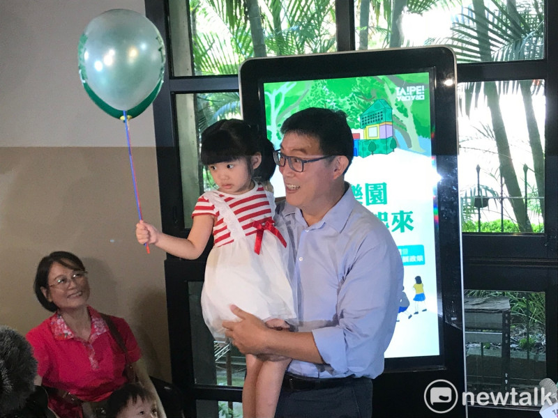 民進黨台北市長參選人姚文智與孩童互動。   圖 : 周煊惠 / 攝