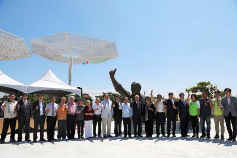 今天台南市七股區啟用「黃昭堂紀念公園」，黃昭堂好友包括獨盟同志、總統府秘書長陳菊、立委黃偉哲等政界名人都出席。   台南市政府提供